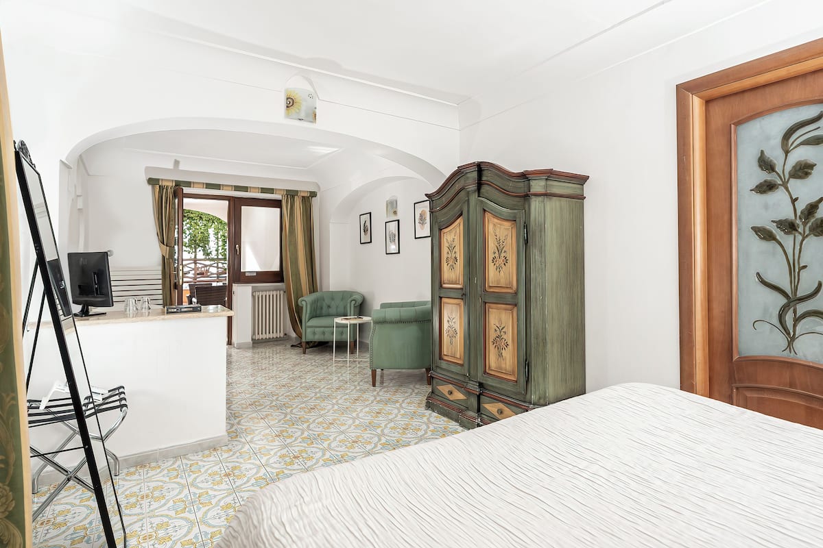 standard triple room | 1 bedroom, minibar, in-room safe, desk