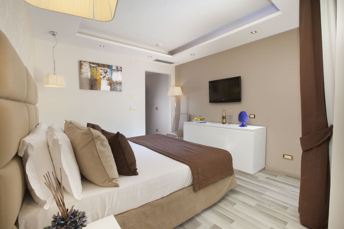 Doppia Standard, balcone, vista mare parziale (Adults Only) | Minibar, una cassaforte in camera, una scrivania, insonorizzazione