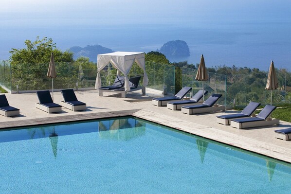 สระว่ายน้ำกลางแจ้งเปิดตามฤดูกาล