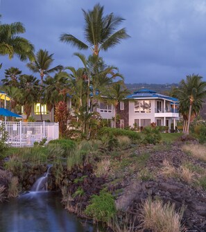 A beachfront property with a house, a pool, and a waterfall. - Club Wyndham Mauna Loa Village (Kailua-Kona)