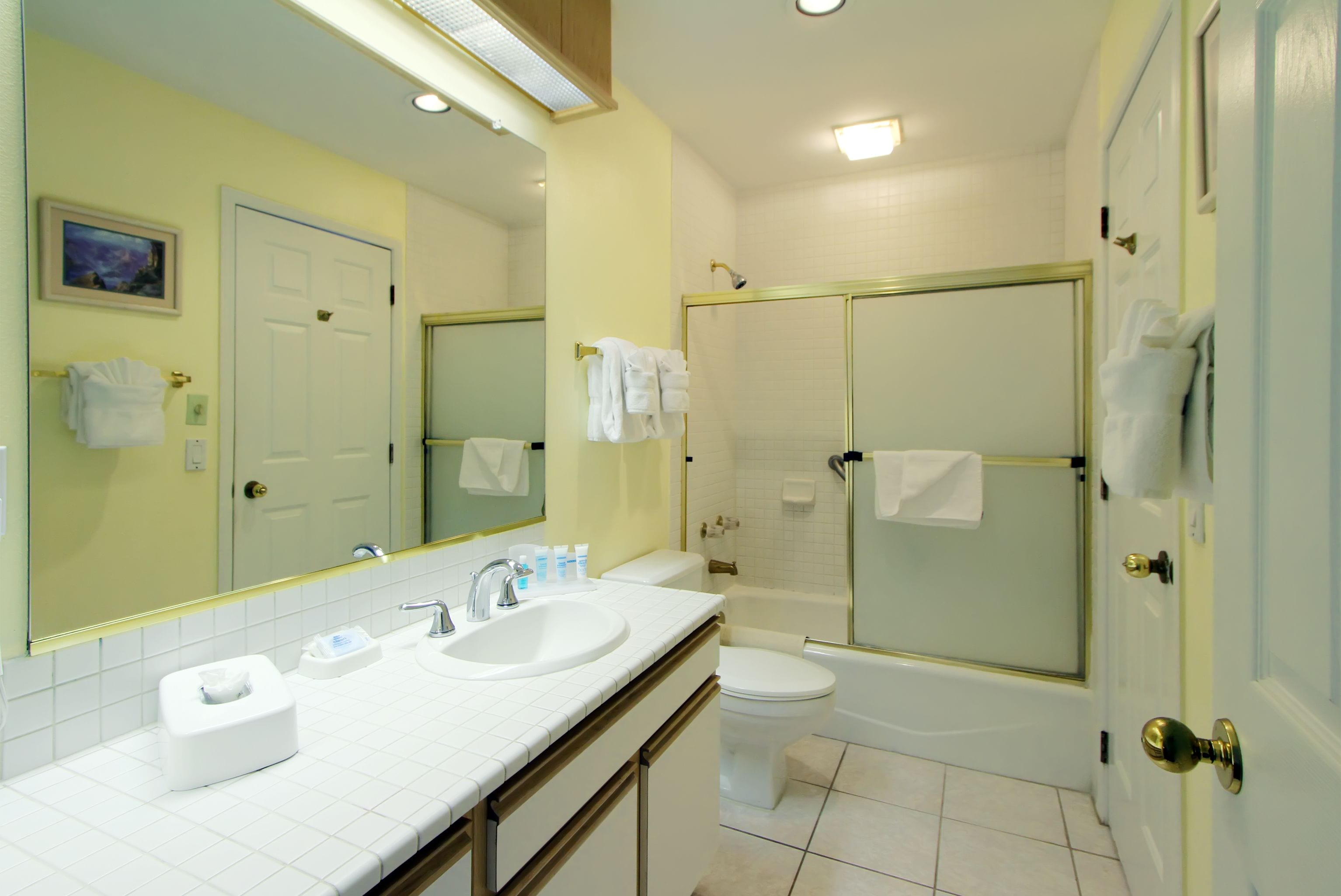 standard room | bathroom | free toiletries, hair dryer, towels