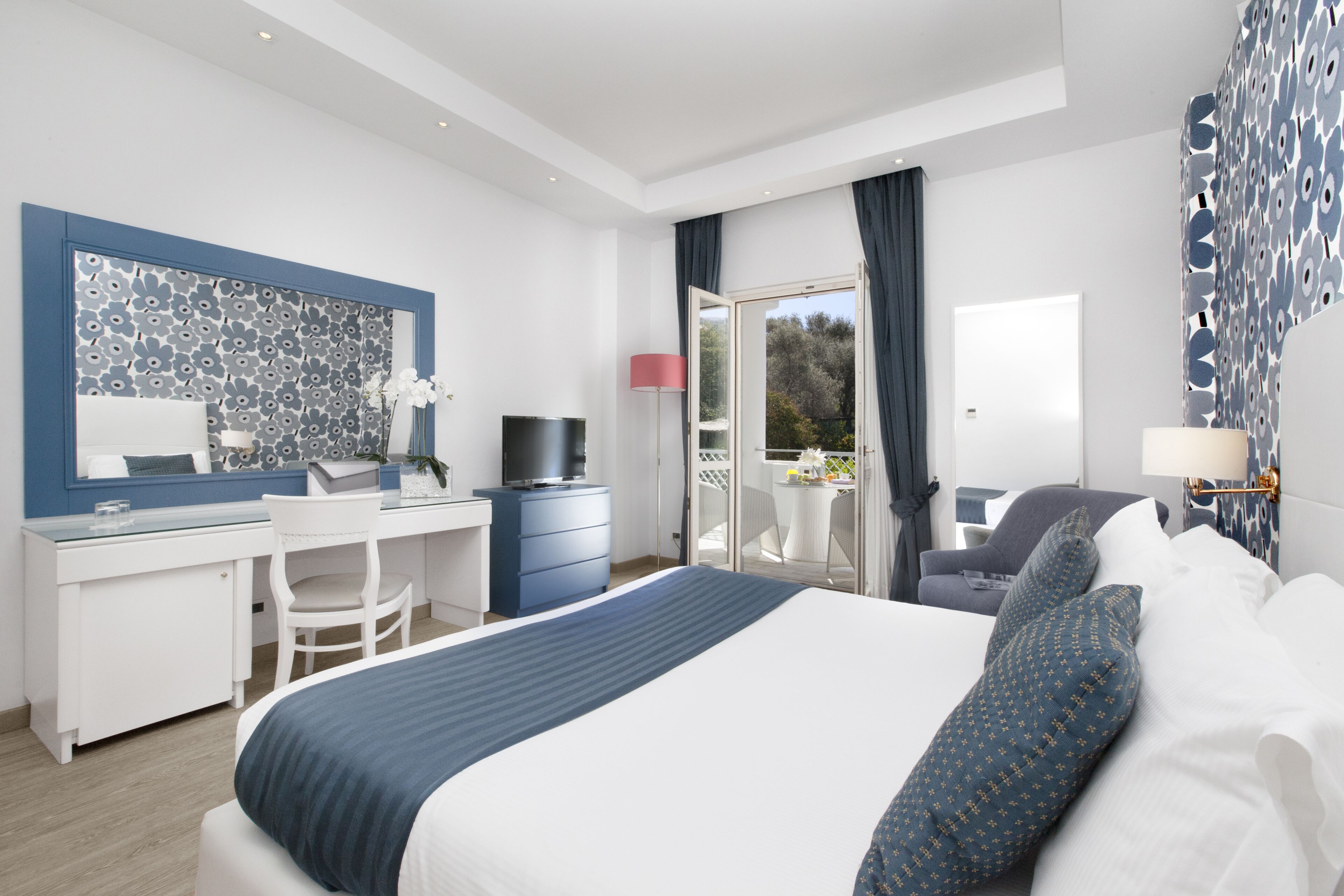 Ropa de cama hipoalergénica, cubrecamas y minibar 