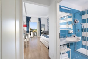 Standard Double Room, Balcony, Partial Sea View | 防过敏的被褥、羽绒  被、迷你吧、客房内保险箱