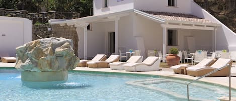 Piscine extérieure (ouverte en saison), parasols de plage
