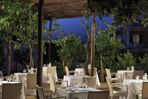 供应早餐、午餐和晚餐