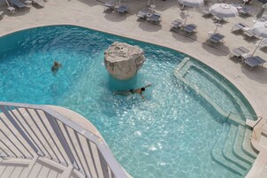 季节性开放的室外游泳池，10:00 至 18:00 开放，池畔遮阳伞，日光浴躺椅