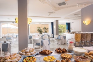 Petit déjeuner buffet compris