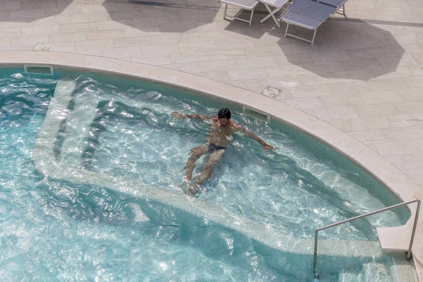 Piscine extérieure (ouverte en saison), parasols de plage