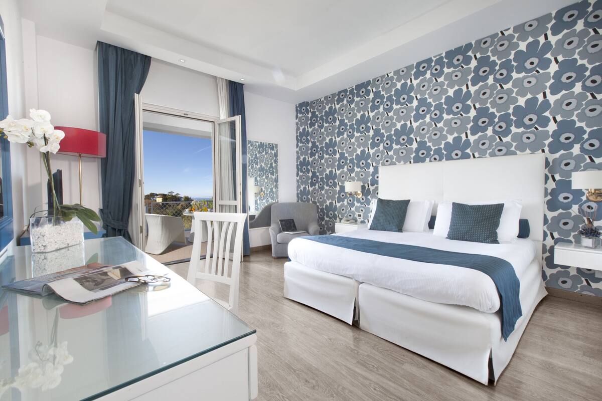 Standard Double Room, Balcony, Partial Sea View | 低過敏寢具、羽絨被、迷你吧、客房內保險箱