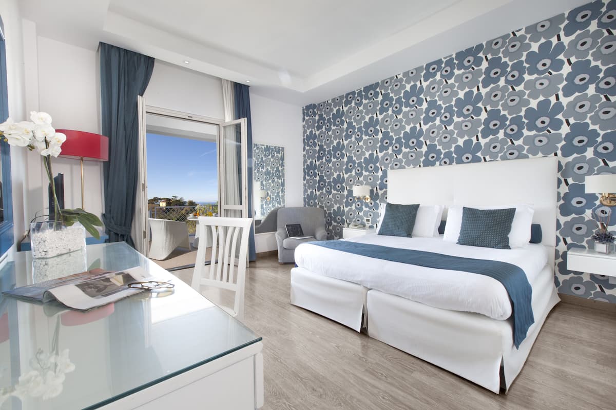 Standard Double Room, Balcony, Partial Sea View | 低過敏寢具、羽絨被、迷你吧、客房內保險箱