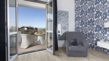 Standard Double Room, Balcony, Partial Sea View | Literie hypoallergénique, couette en duvet d'oie, minibar