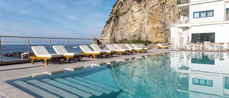 AuĂenpool, geöffnet von 10:00 Uhr bis 18:00 Uhr, Sonnenschirme