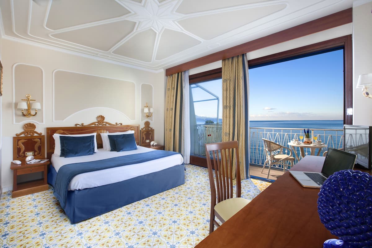 Superior tweepersoonskamer, balkon, uitzicht op zee | 1 slaapkamer, een minibar, een kluis op de kamer, een bureau