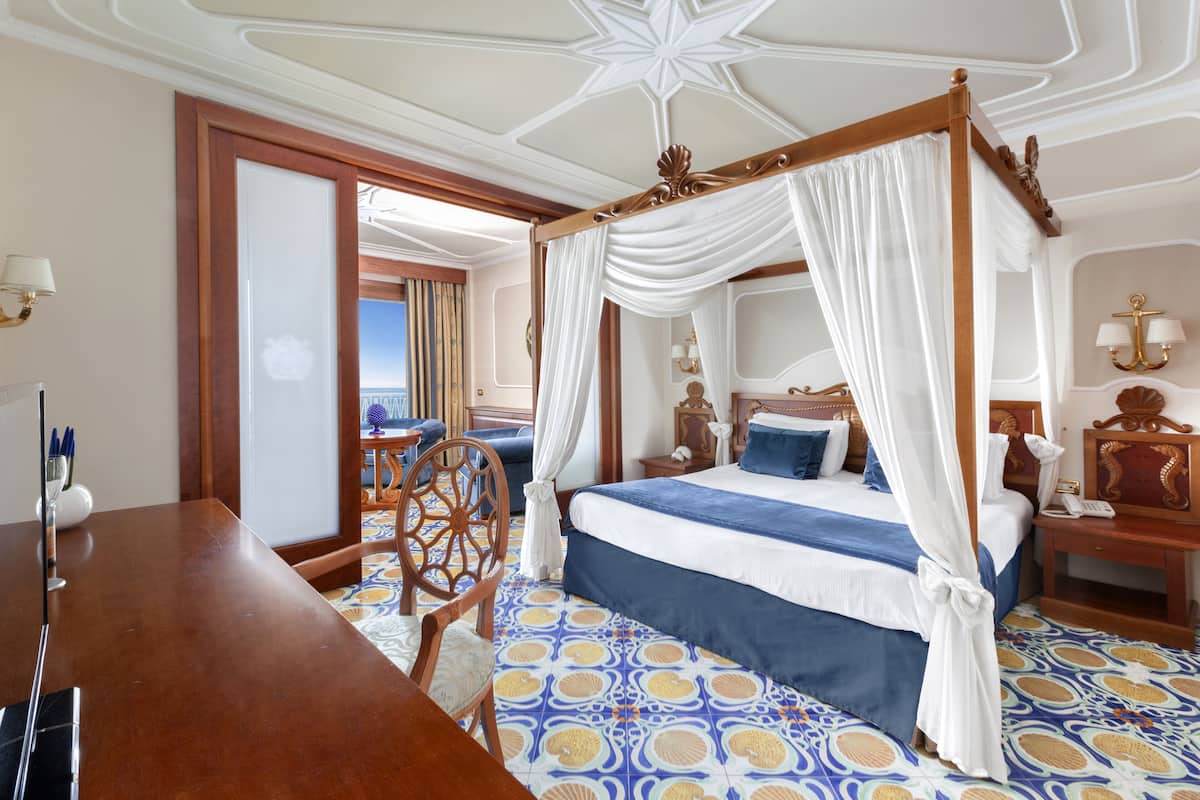 Suite, balkon, uitzicht op zee | 1 slaapkamer, een minibar, een kluis op de kamer, een bureau