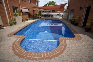 Outdoor pool, open 8:30 AM to 8:00 PM, pool umbrellas, sun loungers - Meramie Motor Inn (Albury)