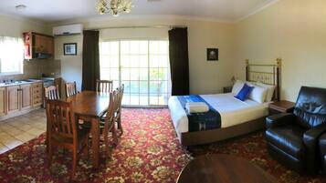 Departamento, 1 habitación, vista a la ciudad | Área de sala de estar