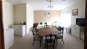 ファミリー ルーム ベッド (複数台) 禁煙 簡易キッチン (Fourth Bed is Single Bed) | リビング エリア