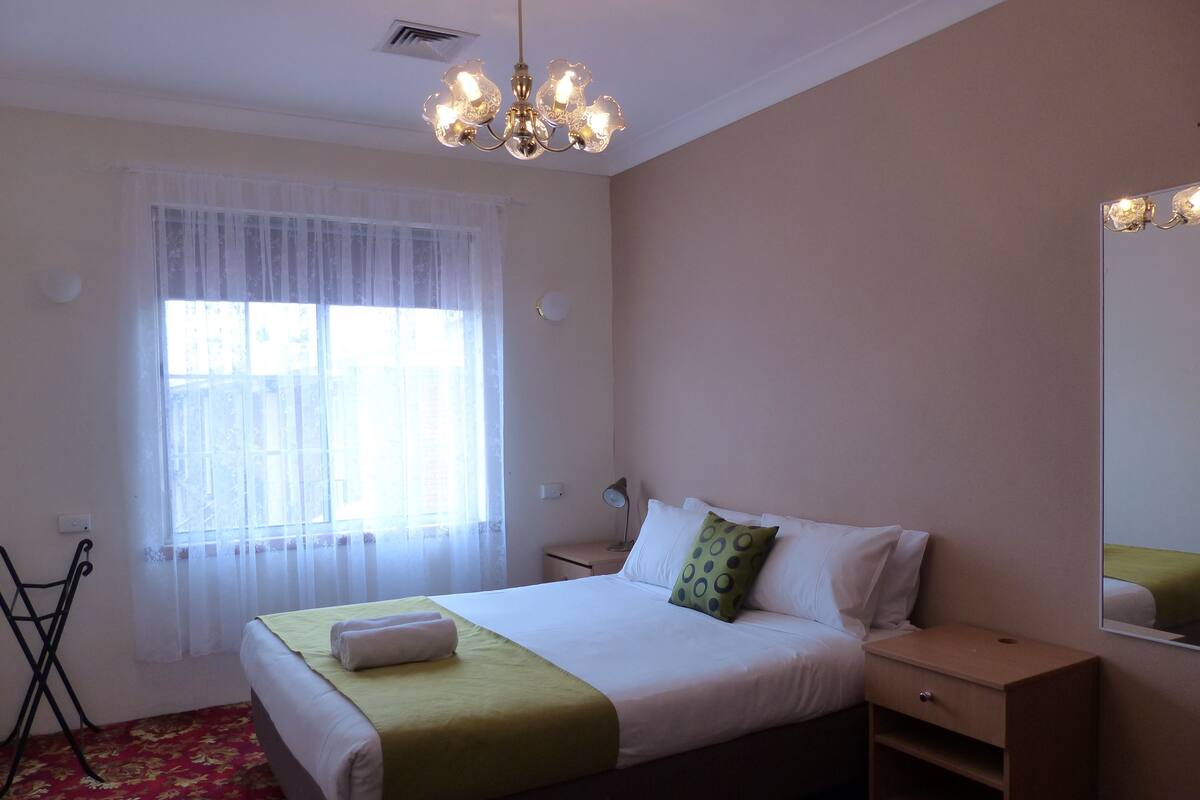 3 BEDROOM APARTMENT | Premium bedding, pillowtop beds, desk, blackout drapes