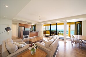 客房内保险箱、特色家居、办公桌、笔记本电脑工作区