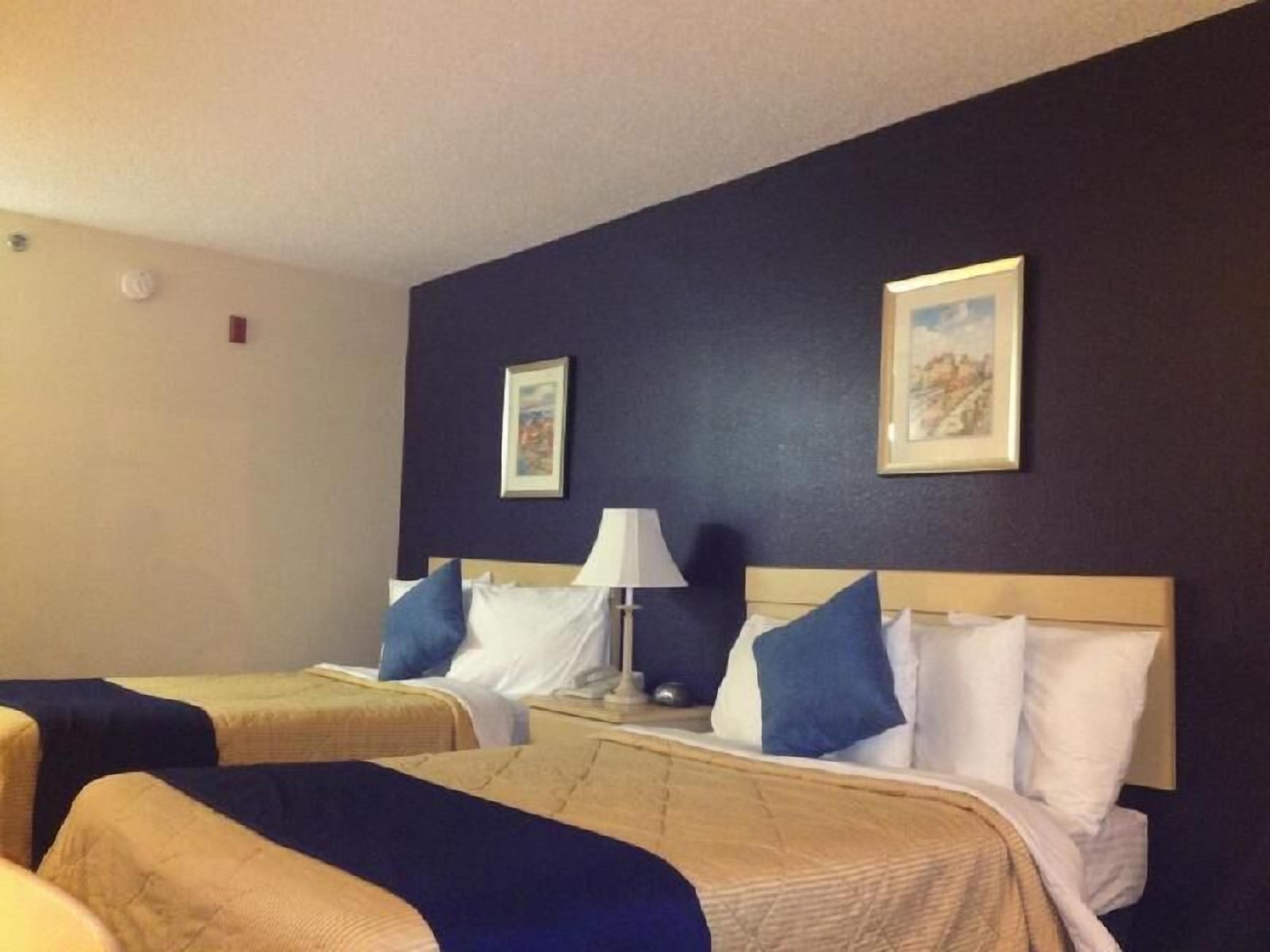 加厚床垫、客房内保险箱、办公桌、遮光窗帘