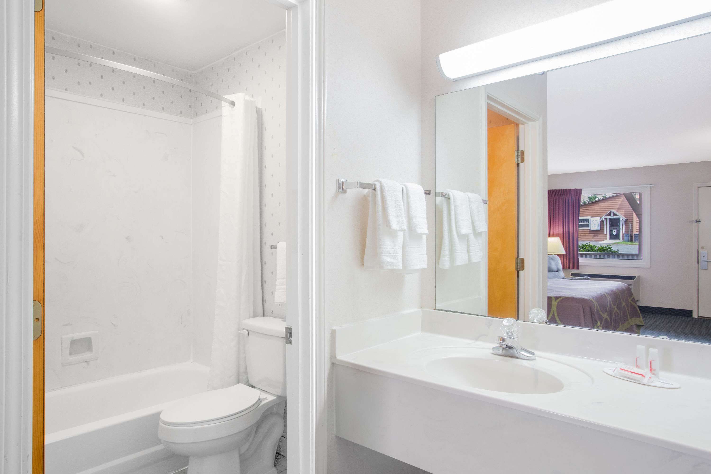 Combined shower/tub, free toiletries, hair dryer, towels