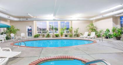 Super 8 by Wyndham Iola KS