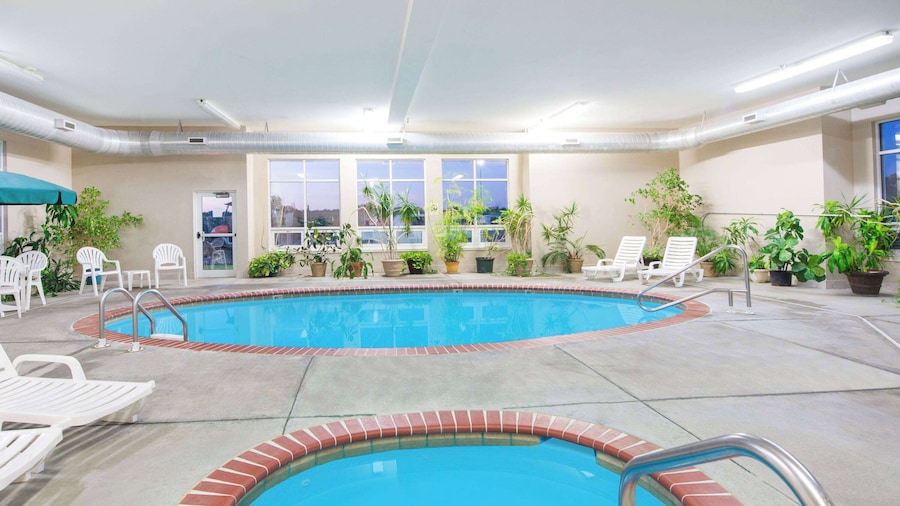 Super 8 by Wyndham Iola KS