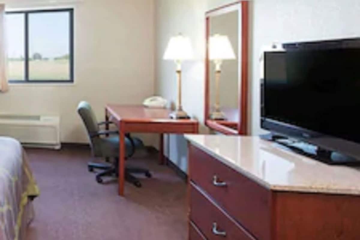 Bureau, rideaux dâobscurcissement, fer et planche Ă repasser