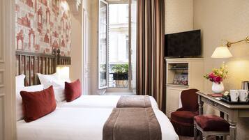 Habitación doble clásica | Minibar, caja de seguridad en la habitación y escritorio