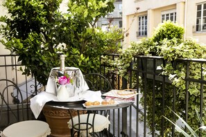 Superior Double Room | Terrace/patio - Hotel Arioso (Paris)