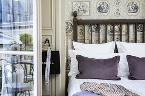 Minibar, in-room safe, desk, soundproofing - Hotel Arioso (Paris)
