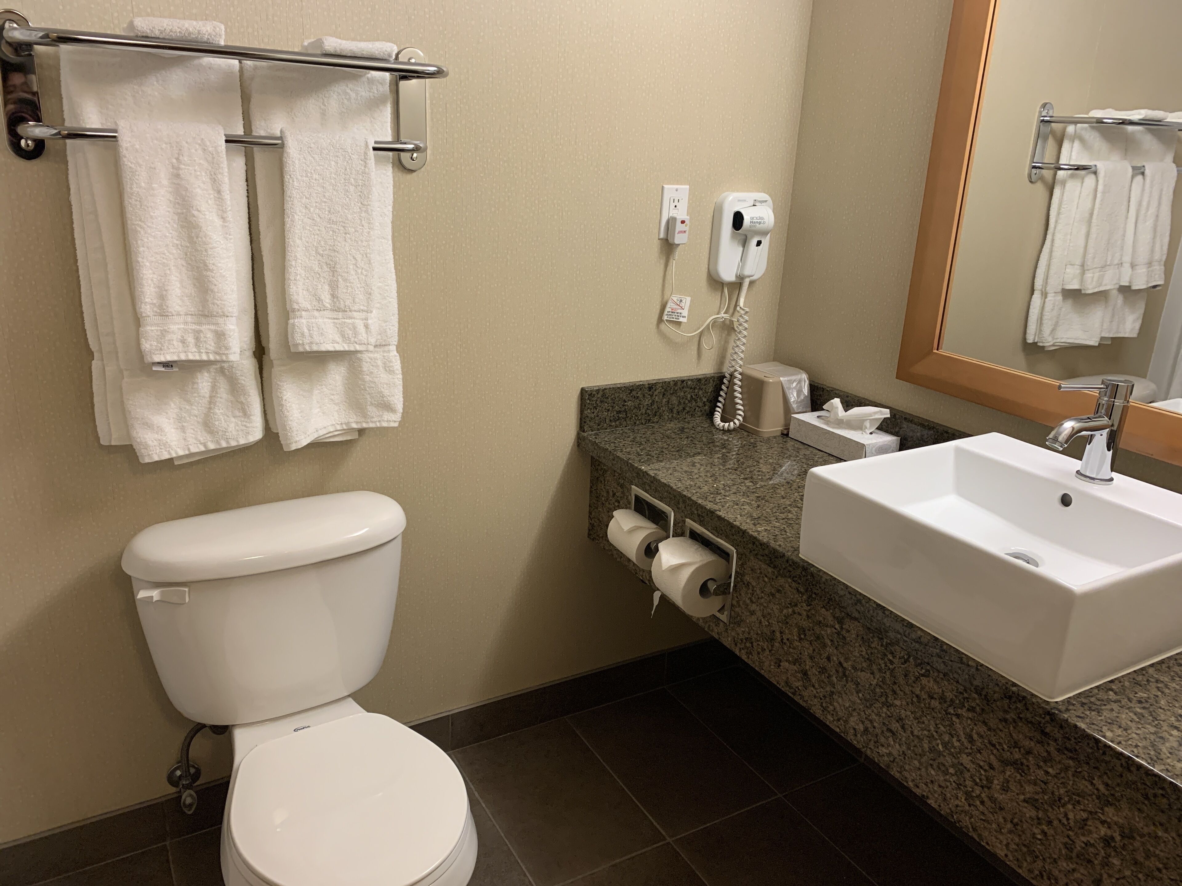executive suite | bathroom | combined shower/bathtub, free toiletries, hair dryer, towels