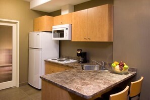 Suite executiva, 1 dormitori | Cuina privada | Cafetera i tetera 
