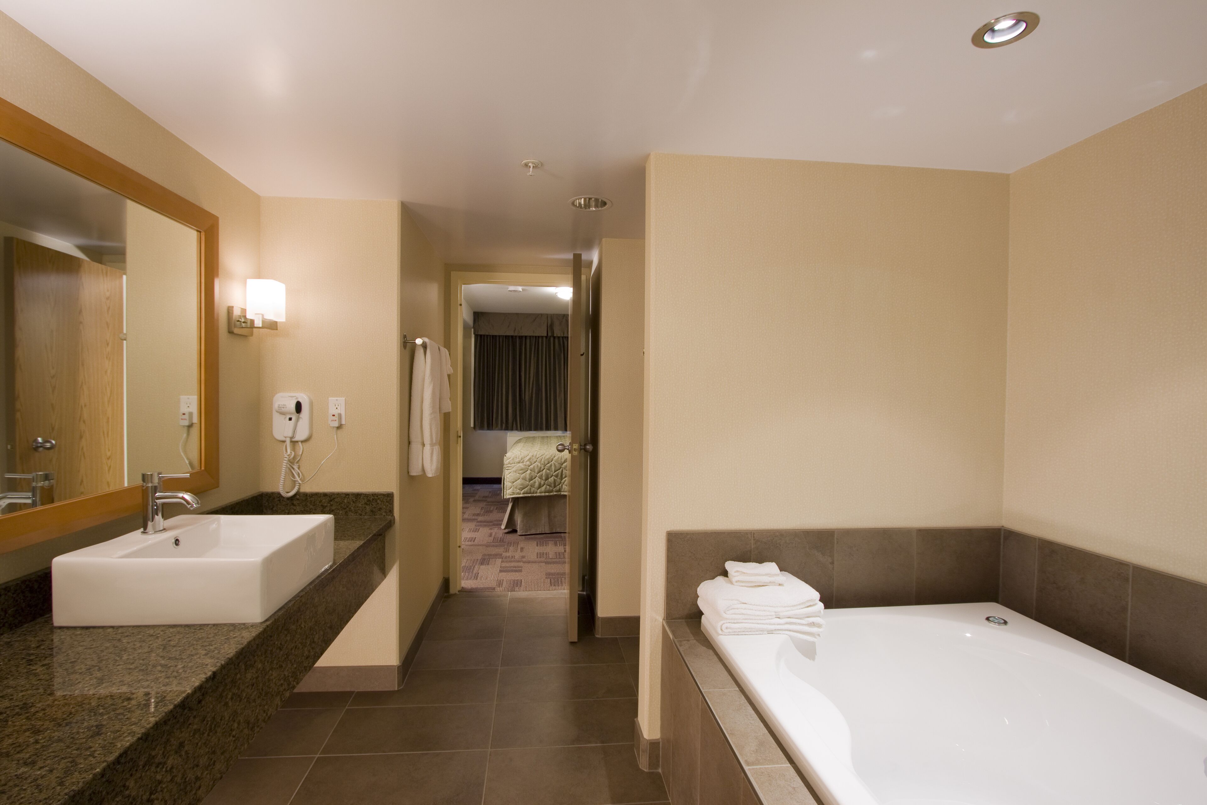 executive apartment | bathroom | combined shower/bathtub, free toiletries, hair dryer, towels
