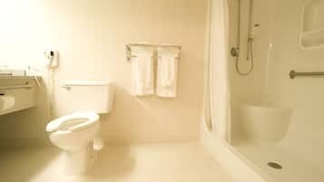 Ein Badezimmer mit Toilette, Dusche und Handtuchhalter.