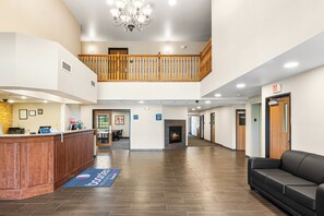 Lobby - Boarders Inn & Suites by Cobblestone Hotels - Shawano (Shawano)