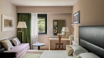 Frigobar, cofres nos quartos, escrivaninha, cortinas blackout