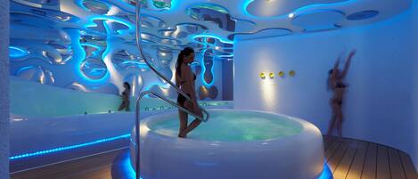 Behandelingskamers voor koppels, een sauna, een bubbelbad