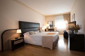 Superior Double Room | Minibar, in-room safe, desk, blackout drapes - Park Hotel ai Cappuccini (Gubbio)