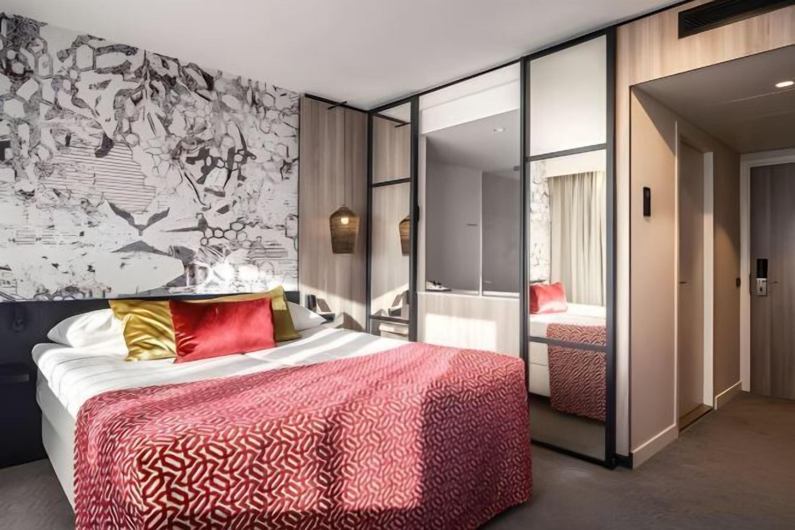 Bộ đồ giường cao cấp, chăn bông, minibar, két bảo mật tại phòng 