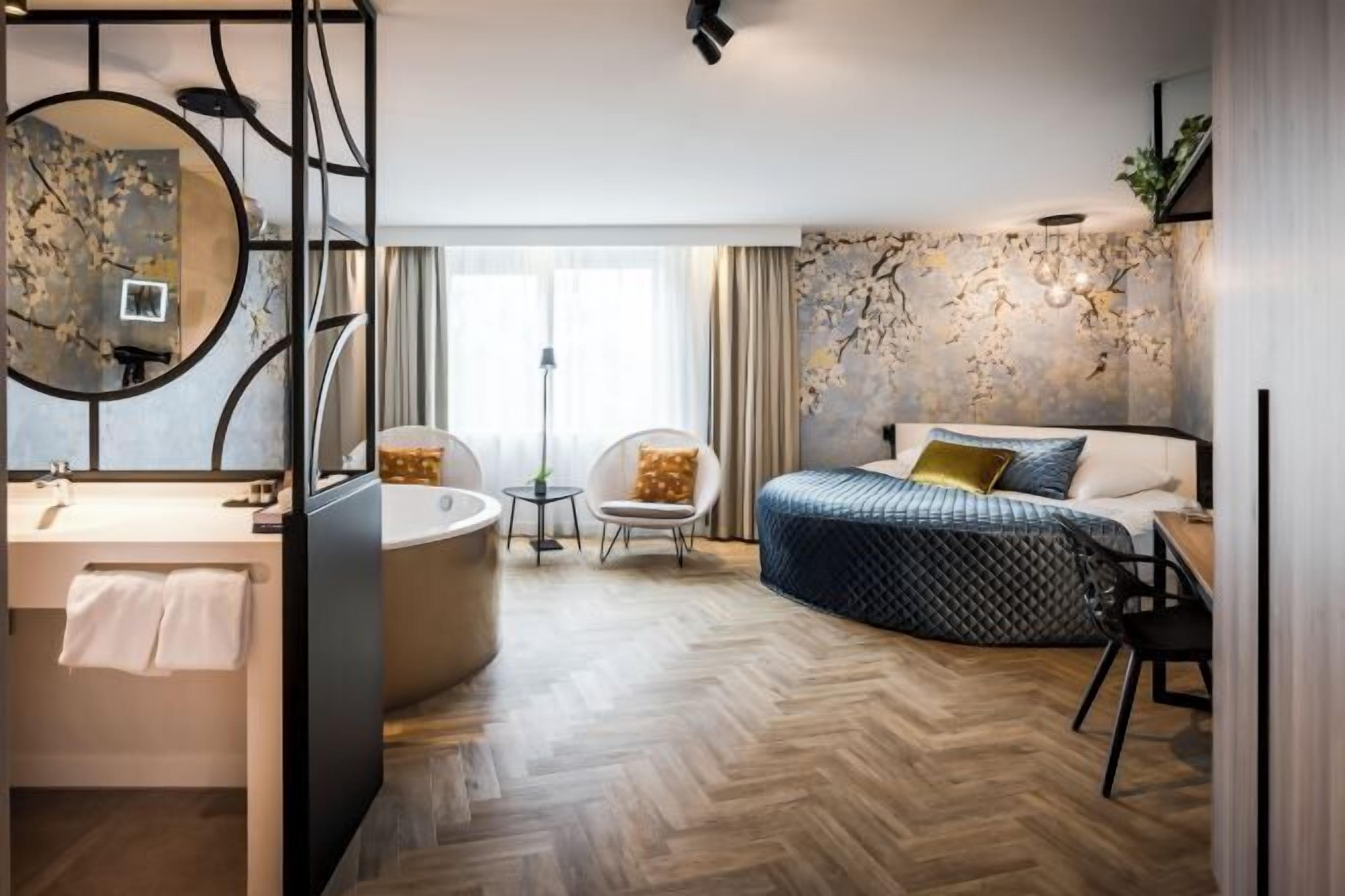 Bộ đồ giường cao cấp, chăn bông, minibar, két bảo mật tại phòng 