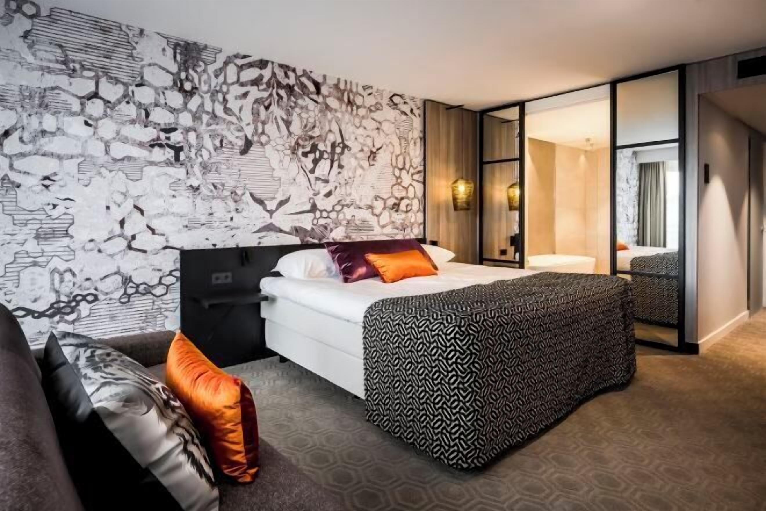 Premium bedding, down comforters, minibar, in-room safe