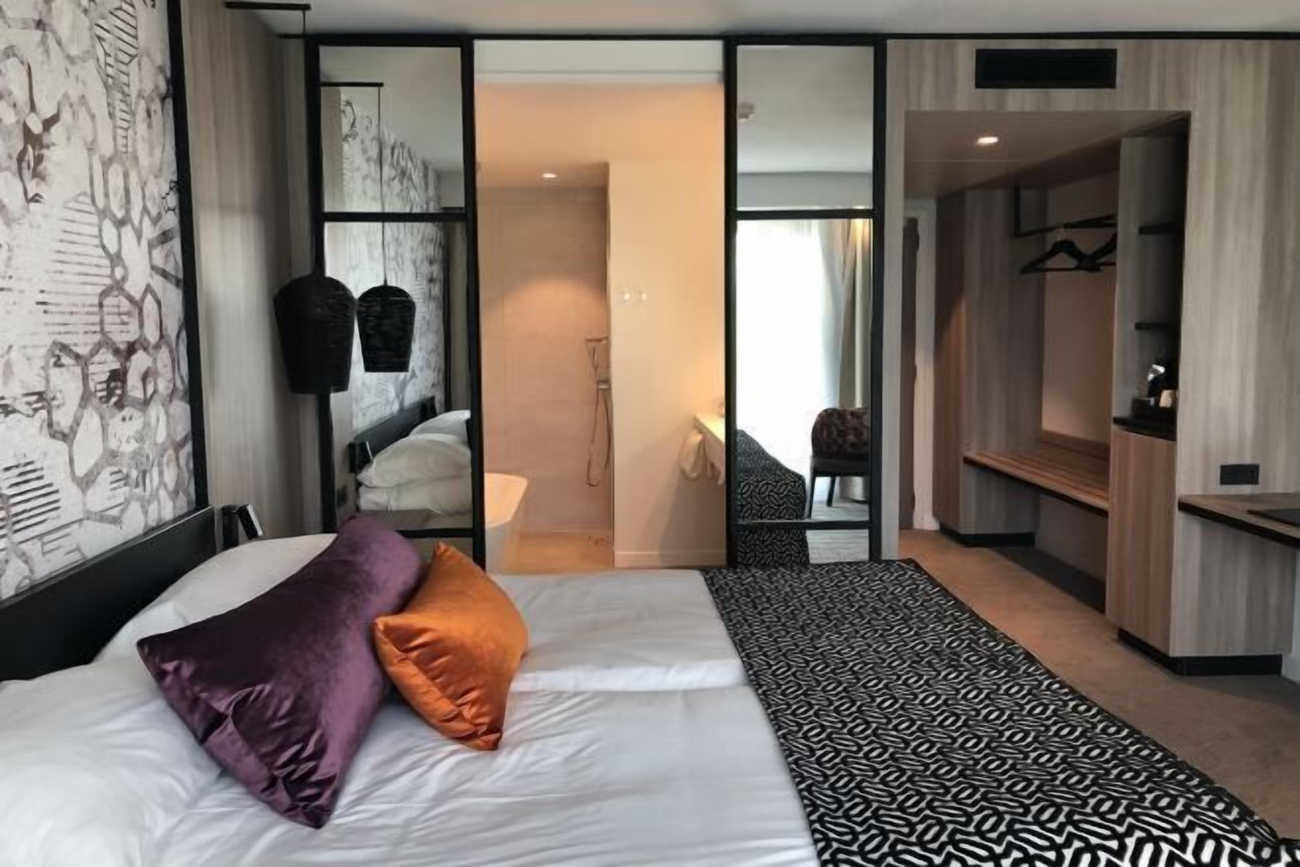 Bộ đồ giường cao cấp, chăn bông, minibar, két bảo mật tại phòng 