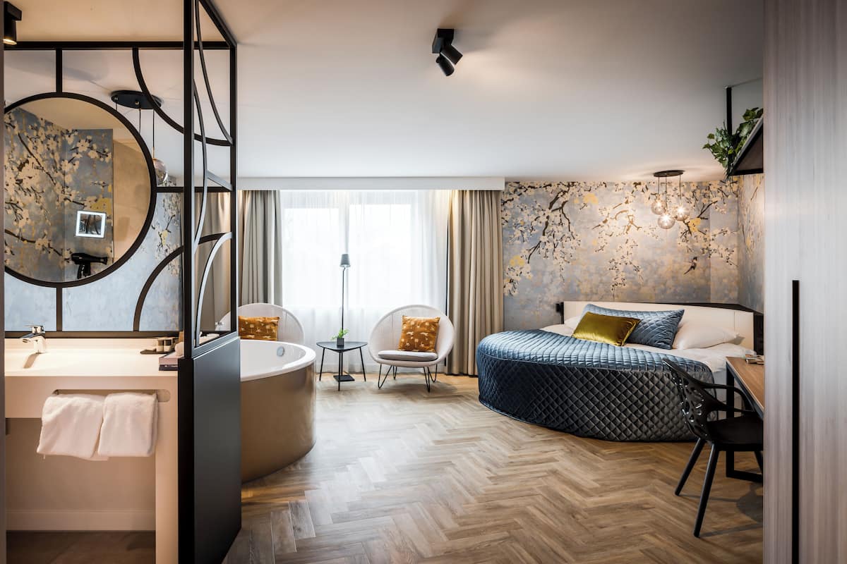 Elite kamer | Luxe beddengoed, donsdekens, een minibar, een kluis op de kamer