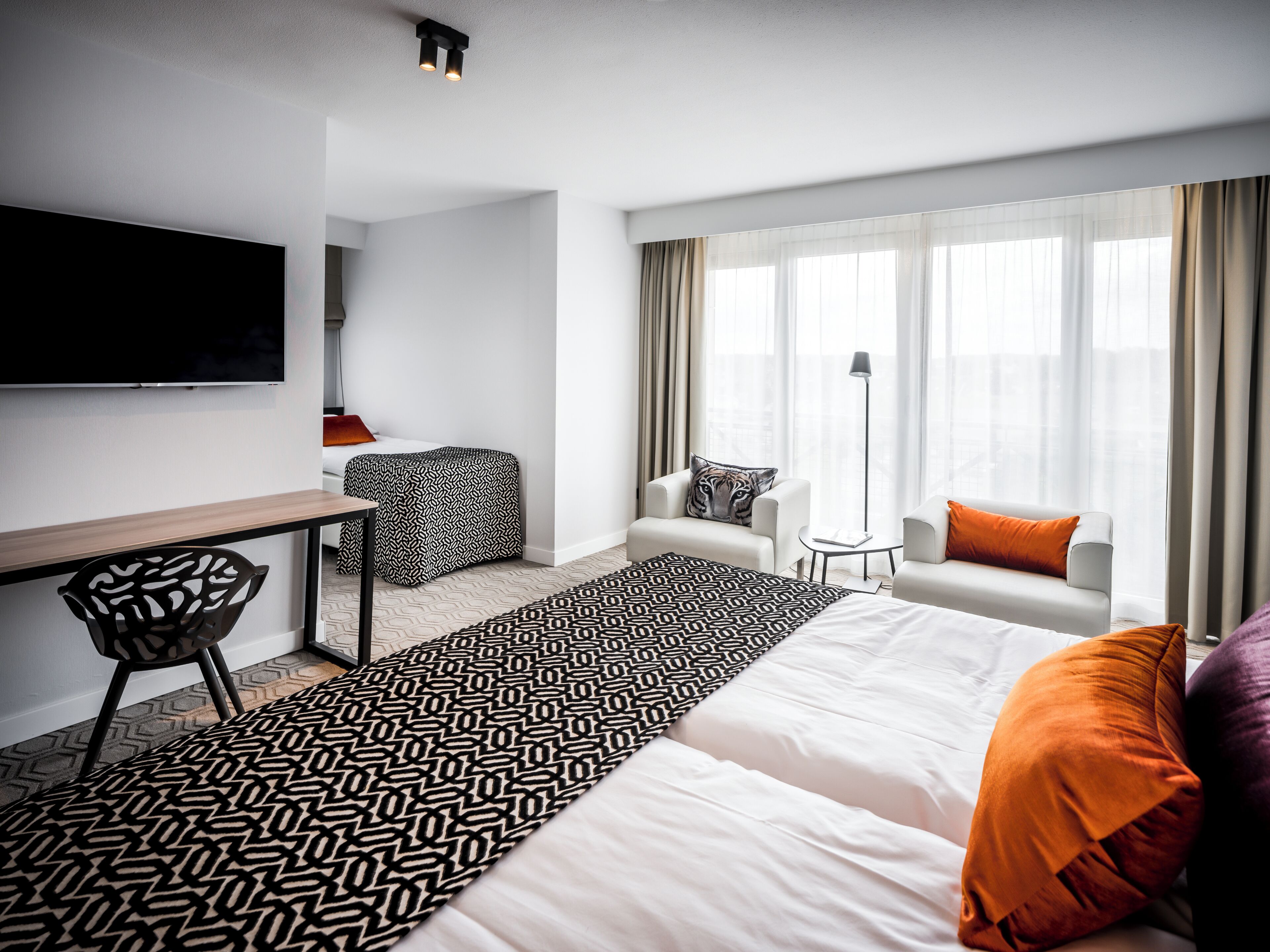 Ropa de cama de alta calidad, cubrecamas y minibar 