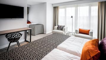 Deluxe driepersoonskamer | Luxe beddengoed, donsdekens, een minibar, een kluis op de kamer