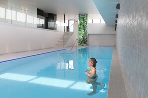 Una piscina cubierta