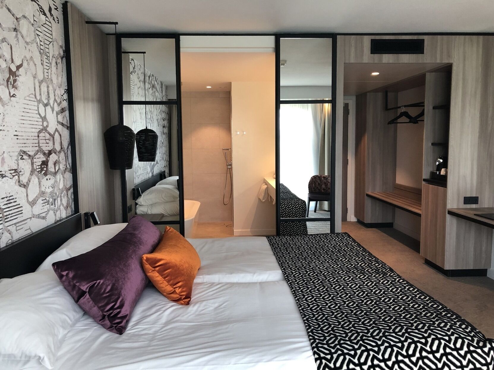 Ropa de cama de alta calidad, edredones de plumas, minibar y caja fuerte