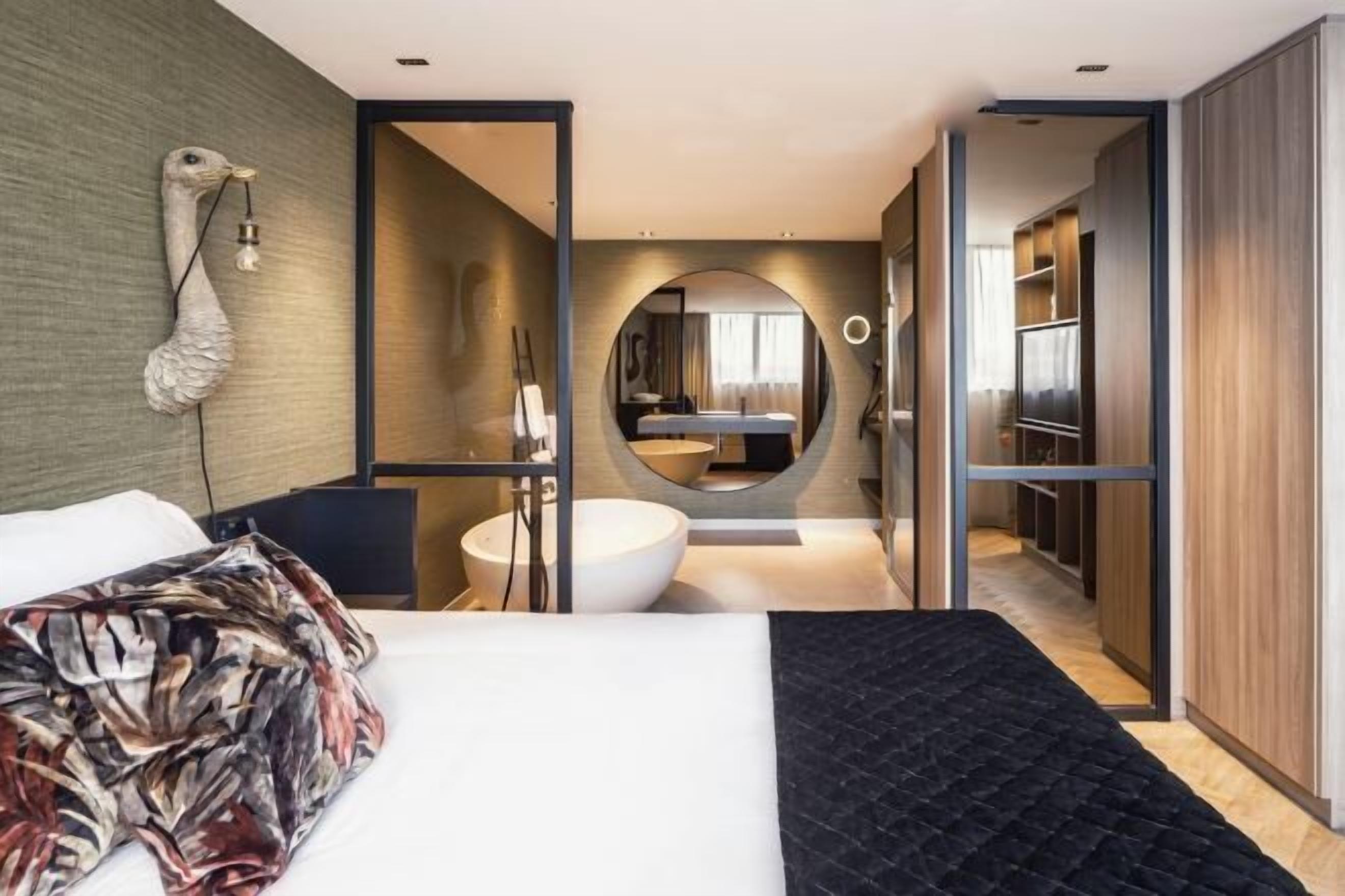 Bộ đồ giường cao cấp, chăn bông, minibar, két bảo mật tại phòng 
