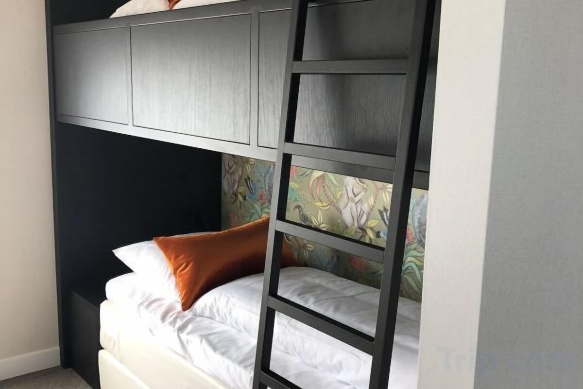 Premium bedding, down comforters, minibar, in-room safe